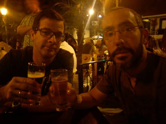 Celebrando o encontro com o primo Chico em bar da agitada noite de Campo Grande, capital do Mato Grosso do Sul